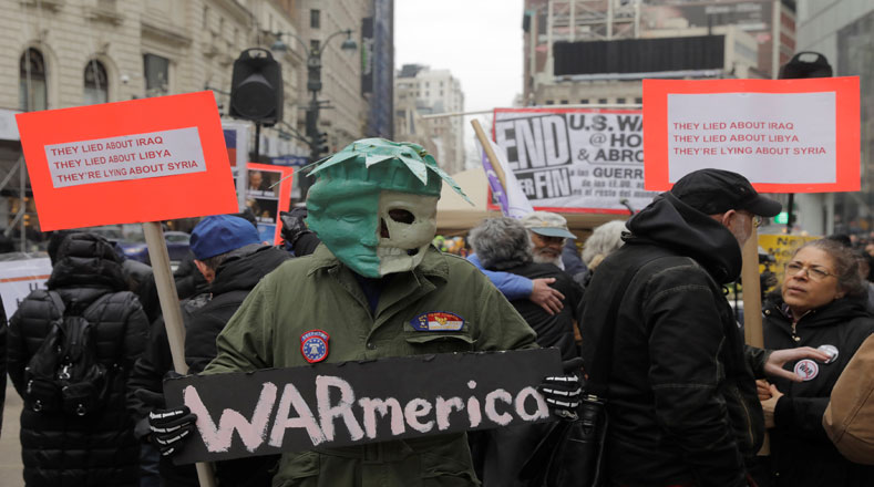 Con disfraces creativos que muestran a Estados Unidos como símbolo de muerte, protestaron en Nueva York.