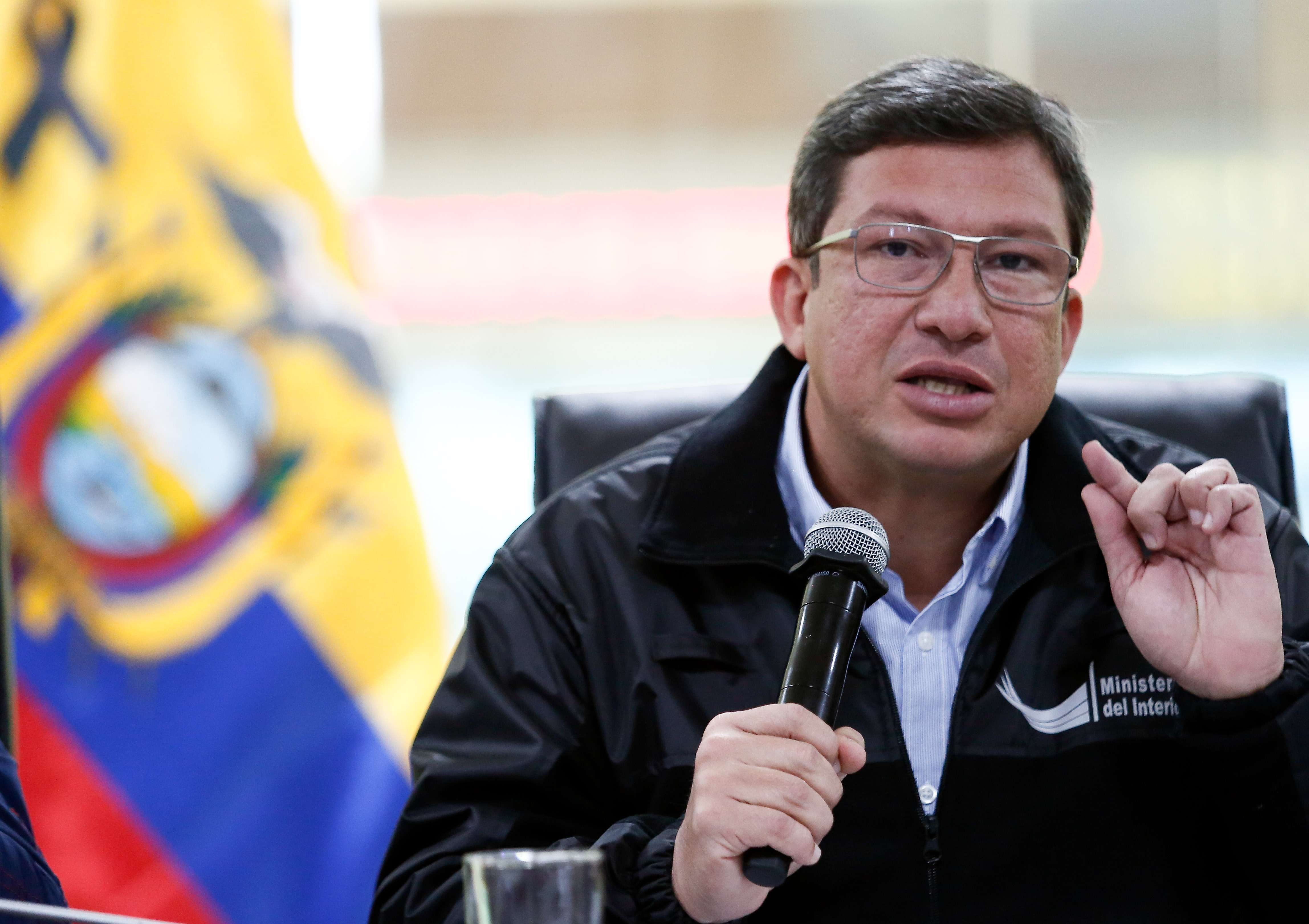 El ministro de interior ecuatoriano presentó prueba de vida de dos personas secuestradas por 