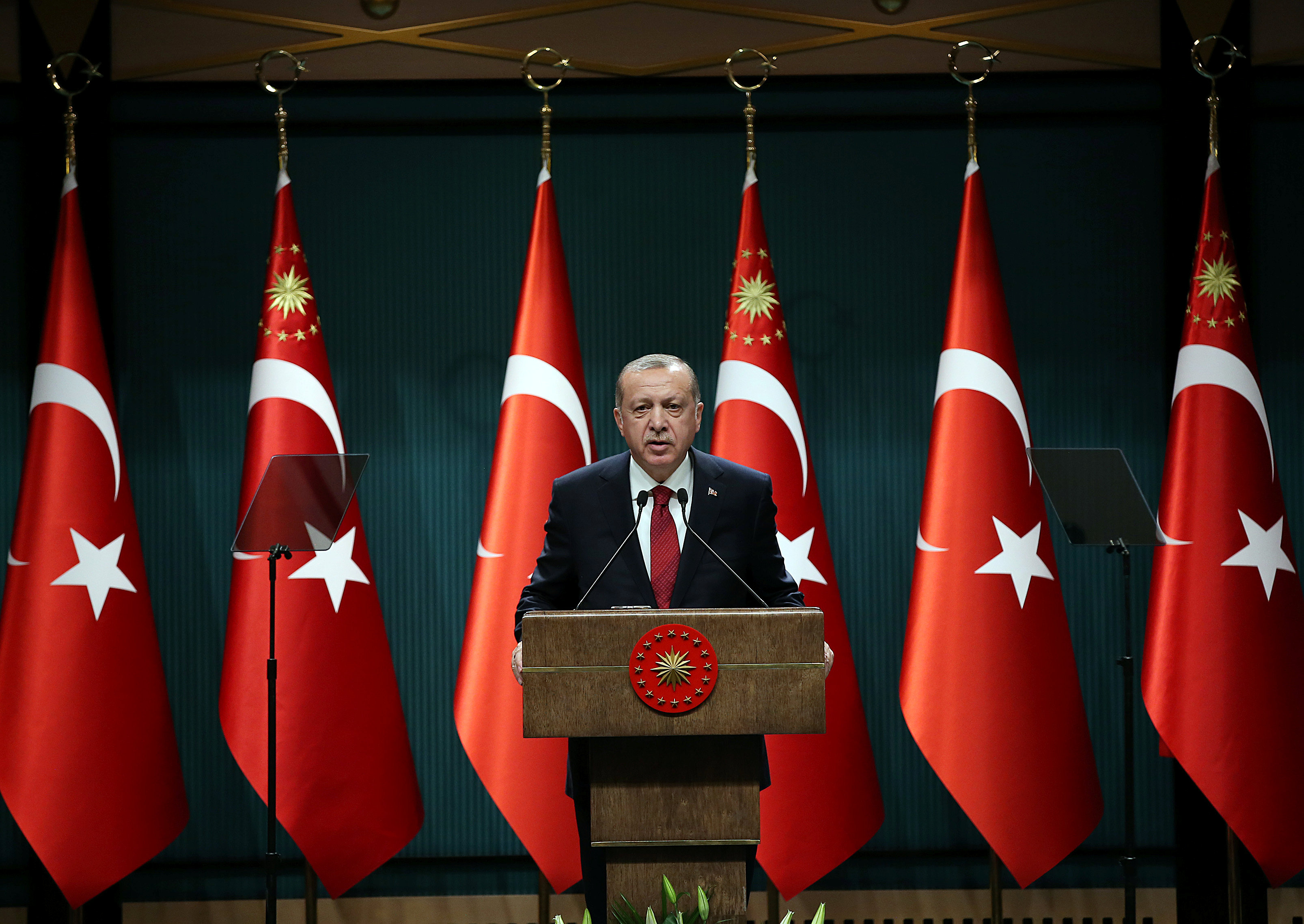 Erdogan fue elegido presidente en 2014 con voto directo de los turcos, mientras que las últimas elecciones parlamentarias fueron en 2015.