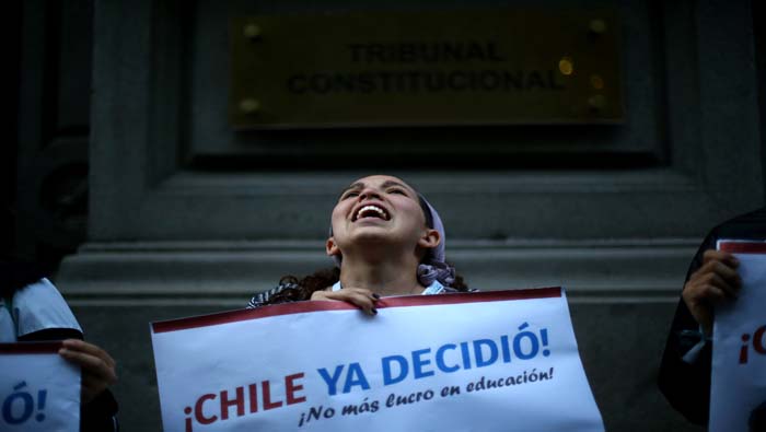 Jóvenes critican la decisión del Tribunal Constitucional sobre el lucro.