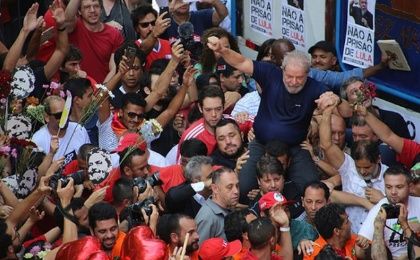 Los lazos de correspondencia con los brasileros de a pie, de la calle y de los andenes del Brasil, Lula los ató para que no sean desatados jamás. 