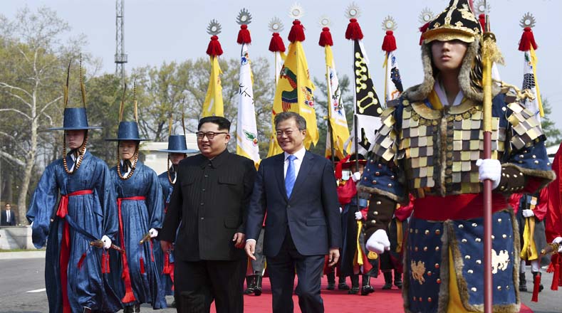 El presidente de Corea del Sur, Moon Jae-in, y el líder de Corea del Norte, Kim Jong-un, sostuvieron su primer encuentro en una zona fronteriza desmilitarizada luego de que hace más de medio siglo ambos países estaban en guerra.