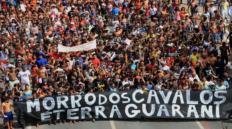 Unos dos mil indígenas brasileños provenientes de diferentes etnias y localidades levantaron su voz en reclamo por la demarcación de sus tierras.    