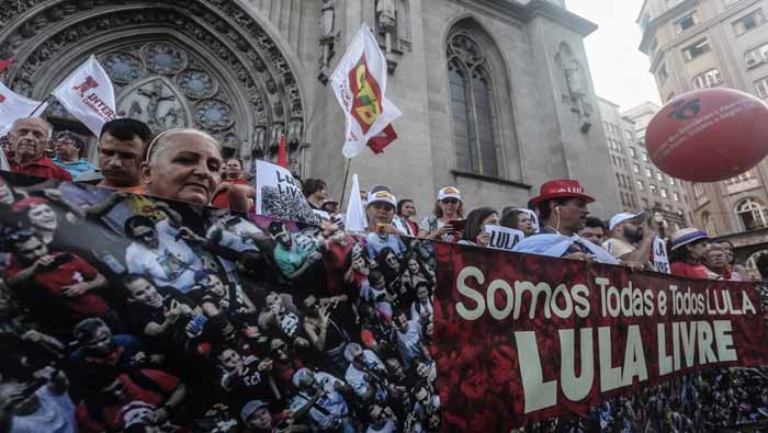 Cientos de brasileños han pedido que Lula sea puesto en libertad.