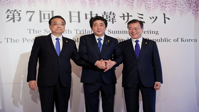 El primer ministro de China Li Keqiang, el primer ministro japonés Shinzo Abe y el presidente sudcoreano Moon Jae-in se reunieron en Tokio, Japón.