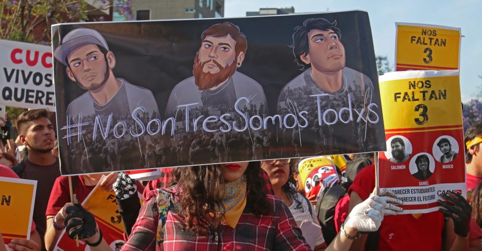 Cientos de mexicanos marcharon por la aparición con vida de los tres estudiantes de cine