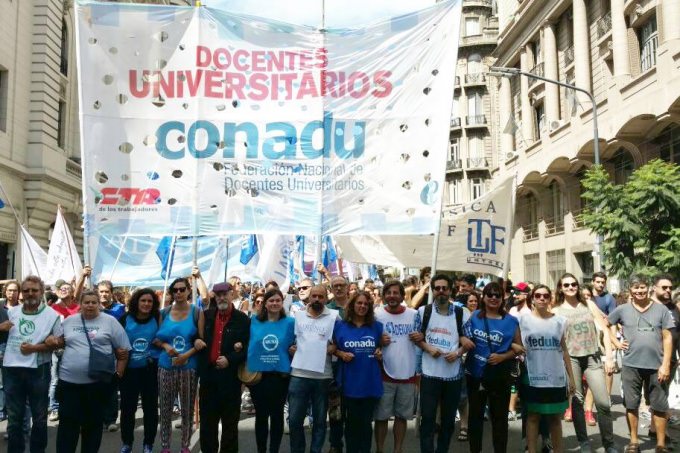 La resolución de paro se tomó después de mesas de diálogos de las diversas federaciones universitarias argentinas.