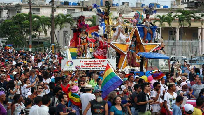 Varias mujeres bailan encima de una carroza durante la Conga Cubana Contra la Homofobia.