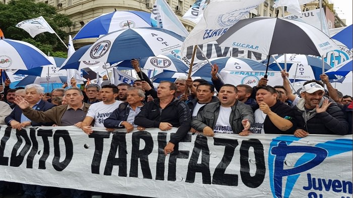 Representantes e integrantes de los sindicatos de trabajadores se disfrazaron de políticos y marcharon en la capital de Argentina.