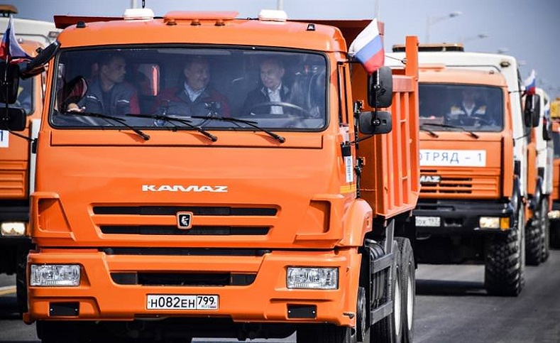 Durante la apertura Putin evaluó la construcción manejando un camión desde cada estrecho del puente, acompañado de trabajadores y una caravana de vehículos.