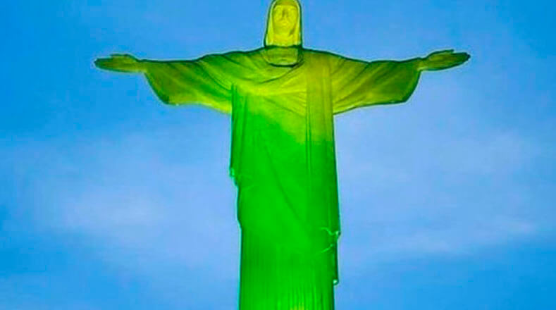 En Brasil, el Cristo redentor se pintó con los colores de la bandera de la nación suramericana