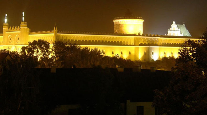 Palacio de Lublin en Ucrania se viste de colores oro durante la noche