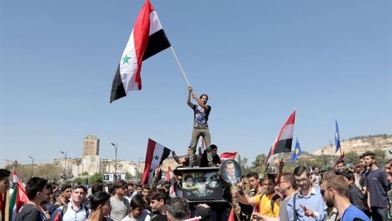 Pueblo de Siria se manifiesta en Damasco en apoyo al Gobierno.