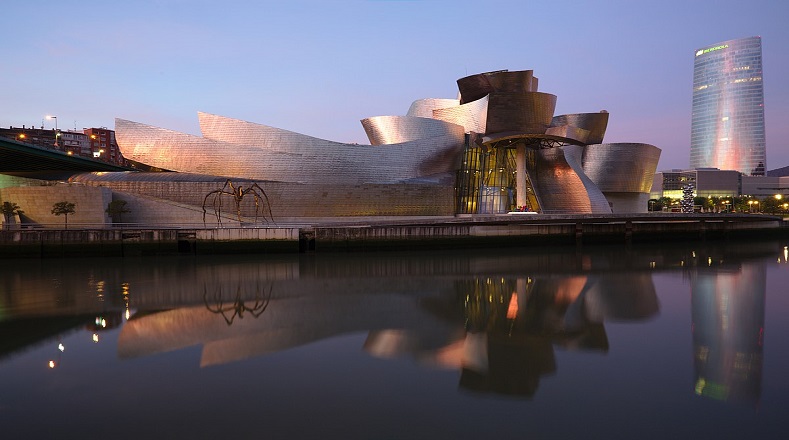 El Museo Guggenheim Bilbao fue inaugurado el 18 de octubre de 1997 por el rey Juan Carlos I de España. Entre su colección se encuentran relevantes obras del arte contemporáneo de autores locales e internacionales, con la finalidad de conformar una colección propia y autónoma. El criterio de selección se perfila de acuerdo con la Fundación Guggenheim de Nueva York.