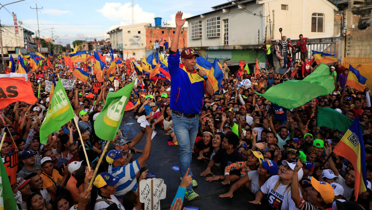 El candidato opositor Henri Falcón reiteró su propuesta de dolarizar la economía del país.