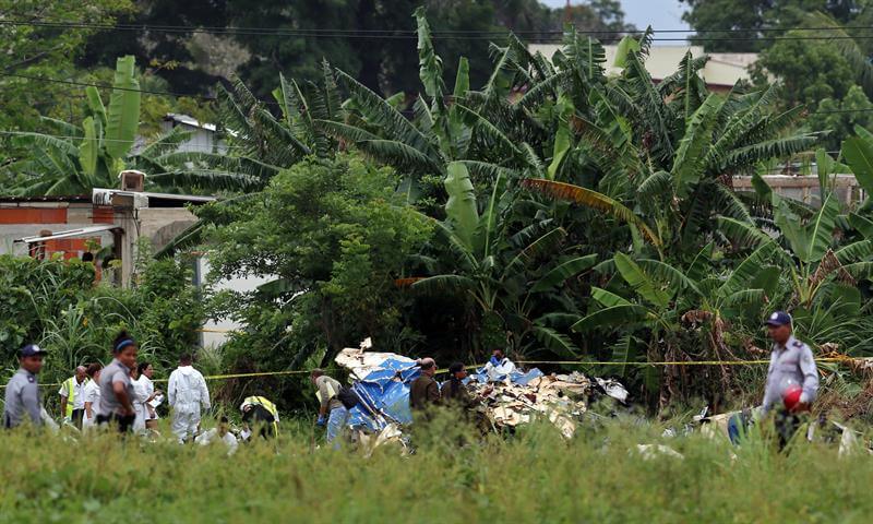 Policías y militares custodian los restos del avión Boeing-737 que se estrelló poco después de despegar del aeropuerto José Martí de La Habana.