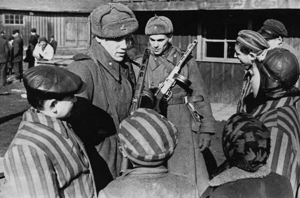 Exprisioneros de Auschwitz hablando con sus liberadores, soldados del Ejército Rojo de la URSS, en 1945.