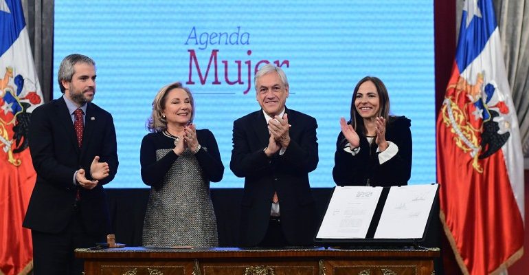 En su discurso tras la firma, el mandatario chileno destacó la labor de varias mujeres del país.