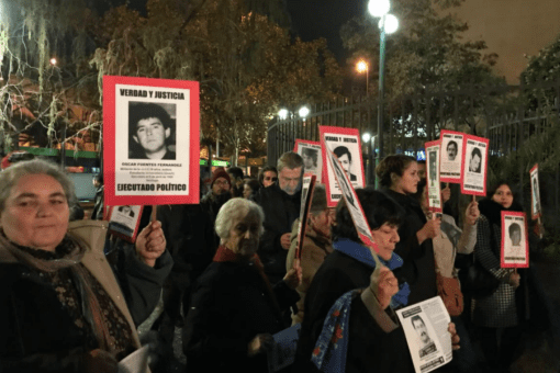 El genocidaÂ Ãlvaro CorbalÃ¡n, autor del libro lanzado esta noche en Santiago de Chile, cumple actualmente una condena de mÃ¡s de cien aÃ±os por diversos crÃ­menes contra los derechos humanos.