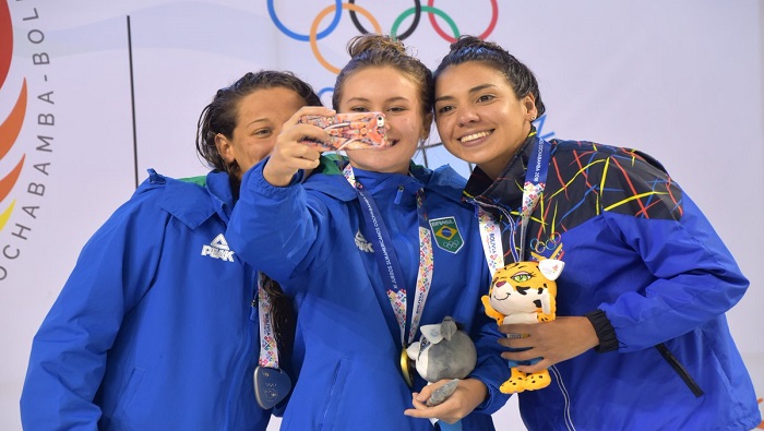 La selección de natación femenina de Brasil eleva al primer sitial del medallero.