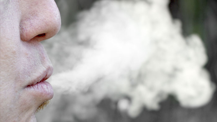 La Organización Mundial de la Salud (OMS) advirtió que el tabaquismo también causa derrames cerebrales.