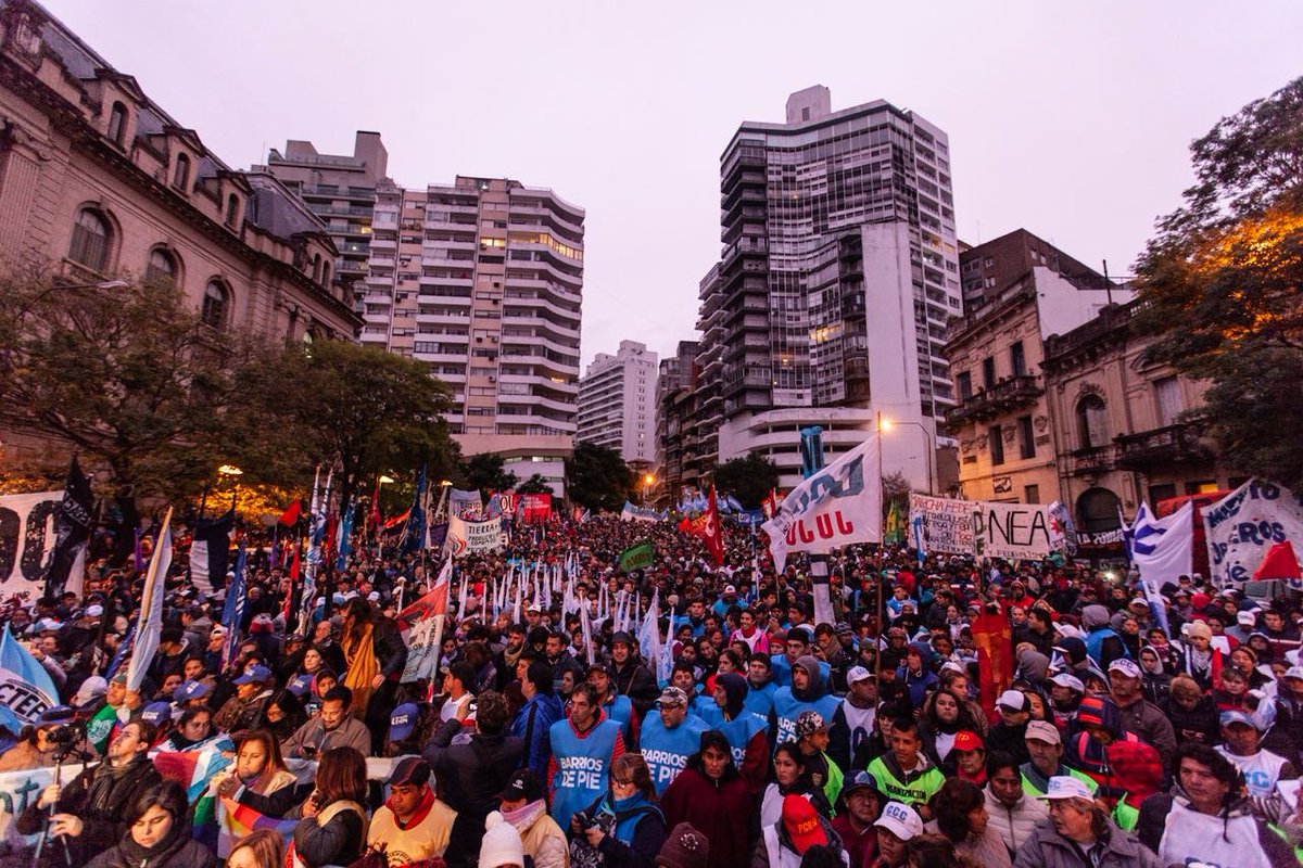 Los marchantes rechazan la decisión de Macri de vetar la ley de emergencia tarifaria aprobada por el Senado.