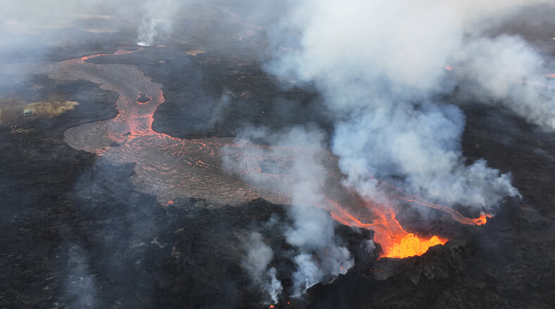 Según la Agencia Espacial de Estados Unidos (NASA, por su sigla en inglés), la lava negra que ha cubierto grandes partes de la isla puede verse desde el espacio.
