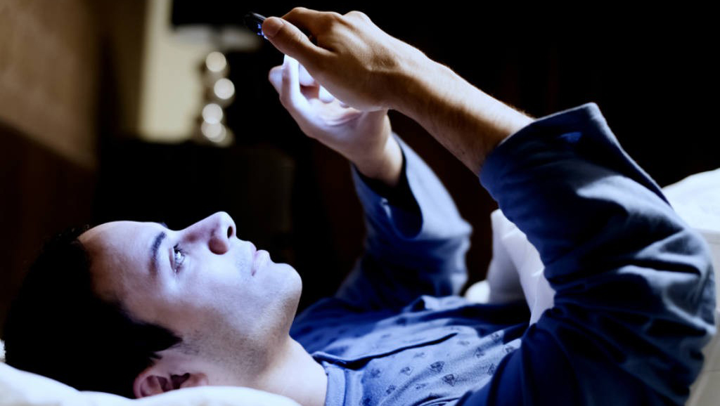 Los resultados del estudio indicaron que no usar el móvil en la cama mejora la relaciones personales y la concentración.