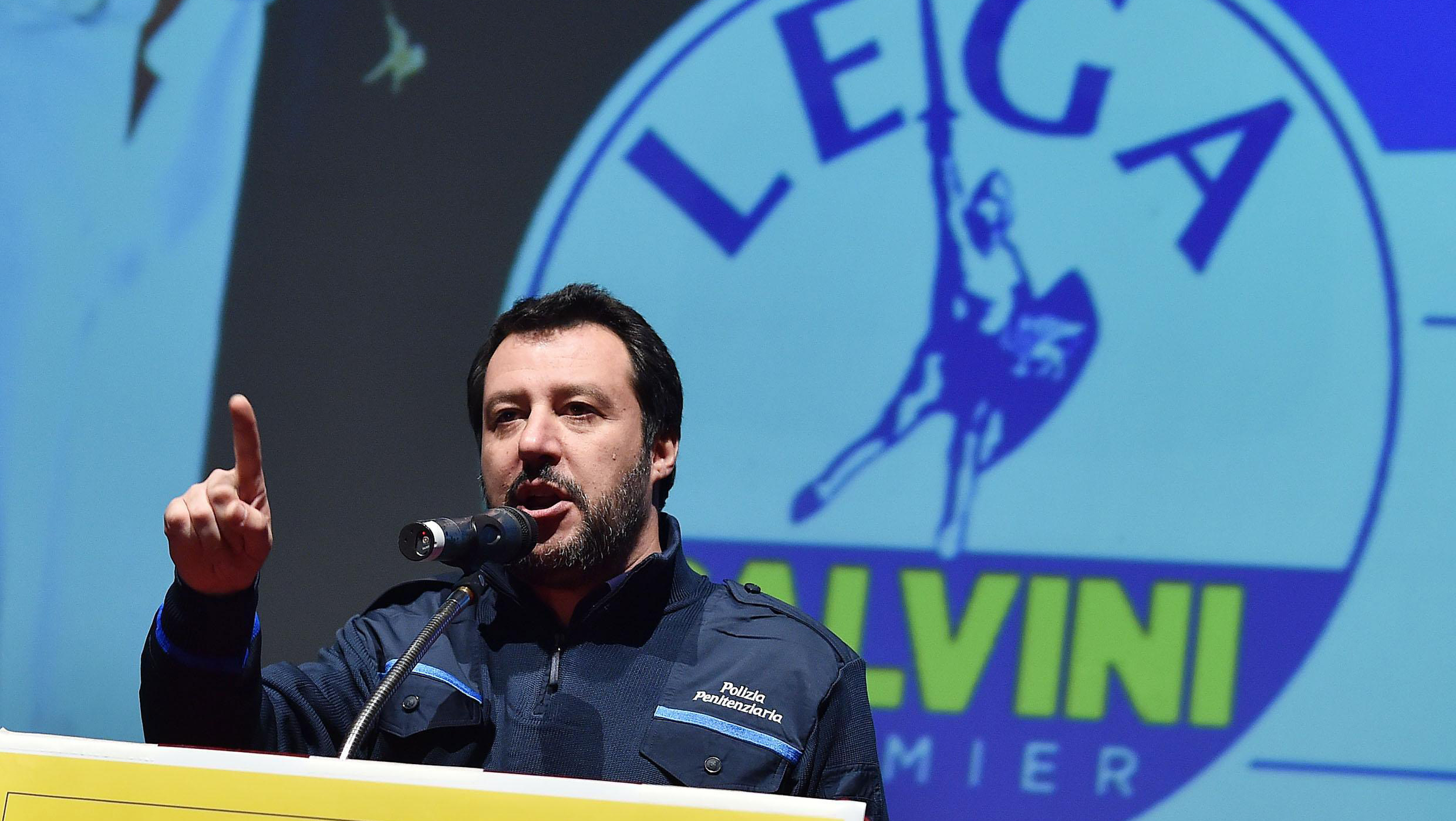 Salvini comparó a los rescatistas de inmigrantes náufragos con 