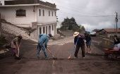 Guatemaltecos  trabajan en la limpieza de carreteras tras erupción del volcán de Fuego