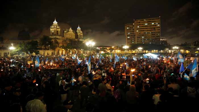 Los ciudadanos salieron con antorchas al centro de la capital guatemalteca.