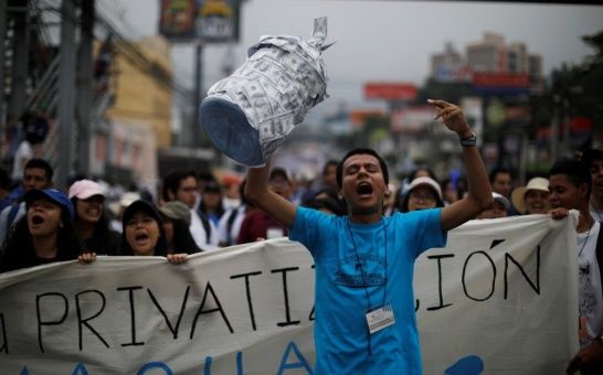  Miles de personas se marcharon en El Salvador contra la privatizaciÃ³n del agua.