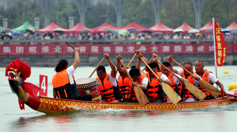 La carrera de botes es una de las actividades más concurridas del festival, donde predominan las embarcaciones con cabezas y colas de dragón tallados.
