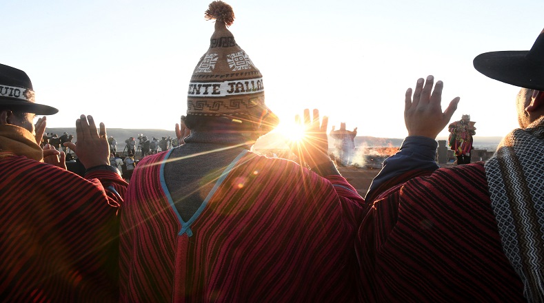 El ritual más significativo en esta fiesta sucede cuando el Sol está resurgiendo en el nuevo día y es cuando las personas levantan las manos con las palmas abiertas frente al Sol, para de este modo recibir toda la fuerza y energía positiva. 
