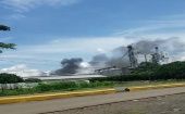 Según los cuerpos de bomberos, el incendio consiguió ser controlado y no se propagó a las instalaciones de la empresa.