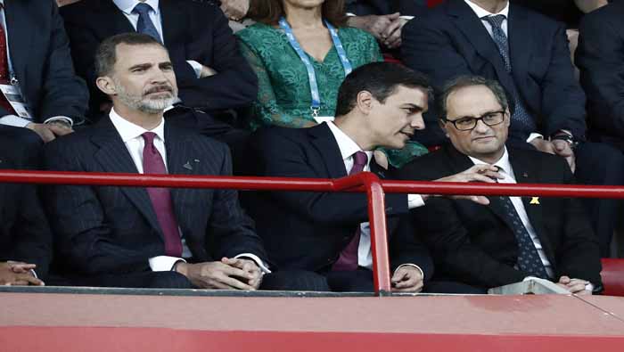 El rey junto al jefe del Gobierno Pedro Sánchez (c), y el presidente del Gobierno de Cataluña, Quim Torra (d), durante la inauguración de los Juegos Mediterráneos.
