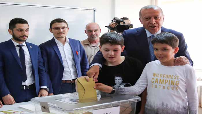 El presidente-candidato sufragó en Estambul en compañía de sus nietos.