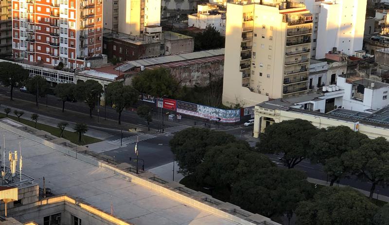 Aeropuertos, escuelas y transporte permanecen paralizados este lunes en Argentina.