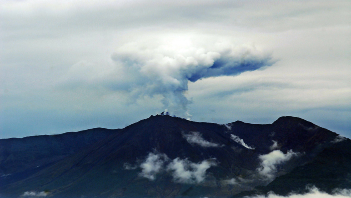 A partir de 2002 reinició su actividad volcánica eventualmente reacciona con momentos de mayor o menor intensidad.