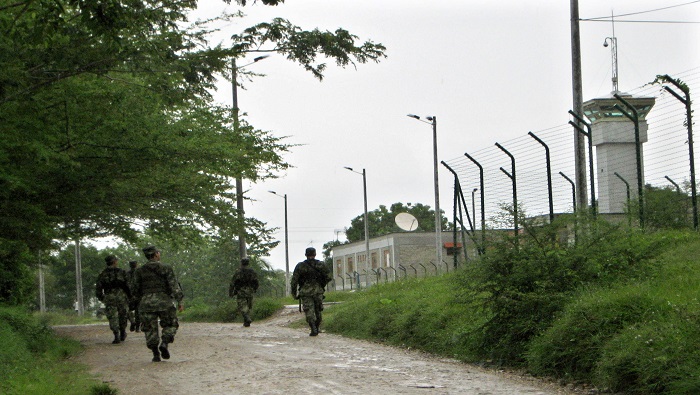 Las autoridades colombianas llegaron al centro penitenciario para atender los reclamos de la población detenida.