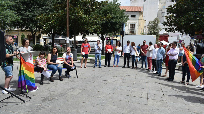 En la provincia española de Badajoz, activistas se reunieron en la Plaza de España de la ciudad de Don Benito para leer un manifiesto en contra del bullying hacia miembros Lgbti para concienciar sobre la realidad actual.