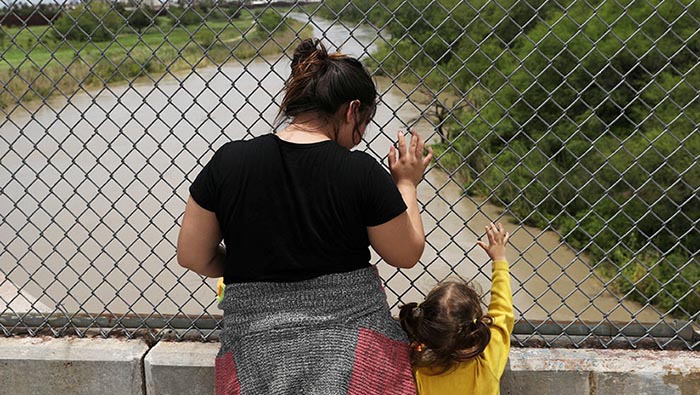 Una conciliación judicial de 1997, conocida como el acuerdo Flores, exige que el Departamento de Seguridad Nacional libere a los niños inmigrantes indocumentados de su custodia después de 20 días.