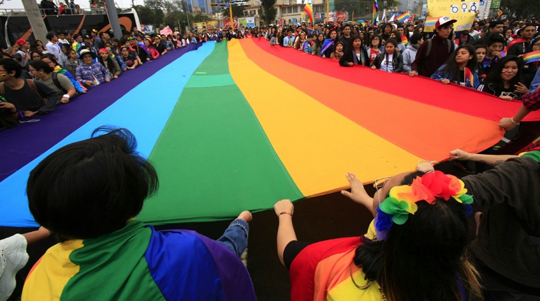 Al menos 10.000 personas de los colectivos Lgbti de Perú se congregaron para reclamar la implementación del enfoque de igualdad género en la educación pública, paralizada por orden judicial a petición de colectivos cristianos. 