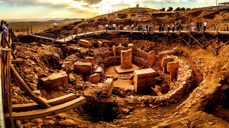 El antiguo santuario megalítico de Göbekli Tepe, de Turquía, también fue reconocido por el nombramiento de la Unesco. Este santuario está localizado en el punto más alto de una extensa cadena montañosa cerca de la frontera con Siria. Fue construido hace unos 11.500 años, antes de que existiera la sedentarización.                   
