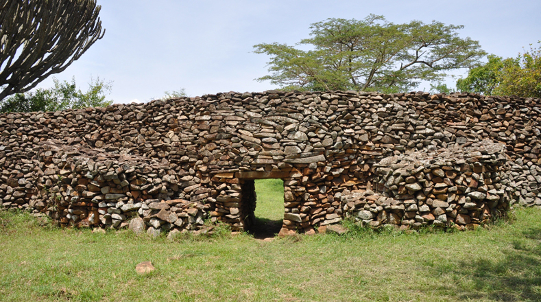 El Sitio arqueológico de Thimlich Ohinga, en Kenya, situado en la región del lago Victoria, al nordeste de la ciudad de Migori, fue un asentamiento humano fortificado construido con piedras sin labrar y unidas sin mortero, probablemente a principios del siglo XVI. 
