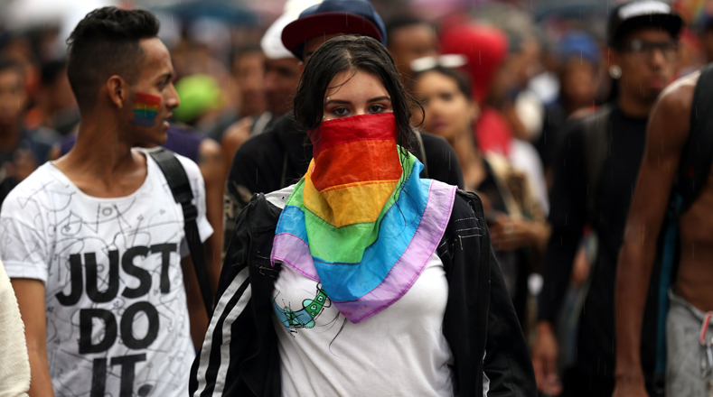 A pesar de las fuertes lluvias que cubrieron la ciudad de Caracas, capital de Venezuela, miembros de la comunidad Lgbti vestidos de colores y con alegría recorrieron las calles para celebrar su día.