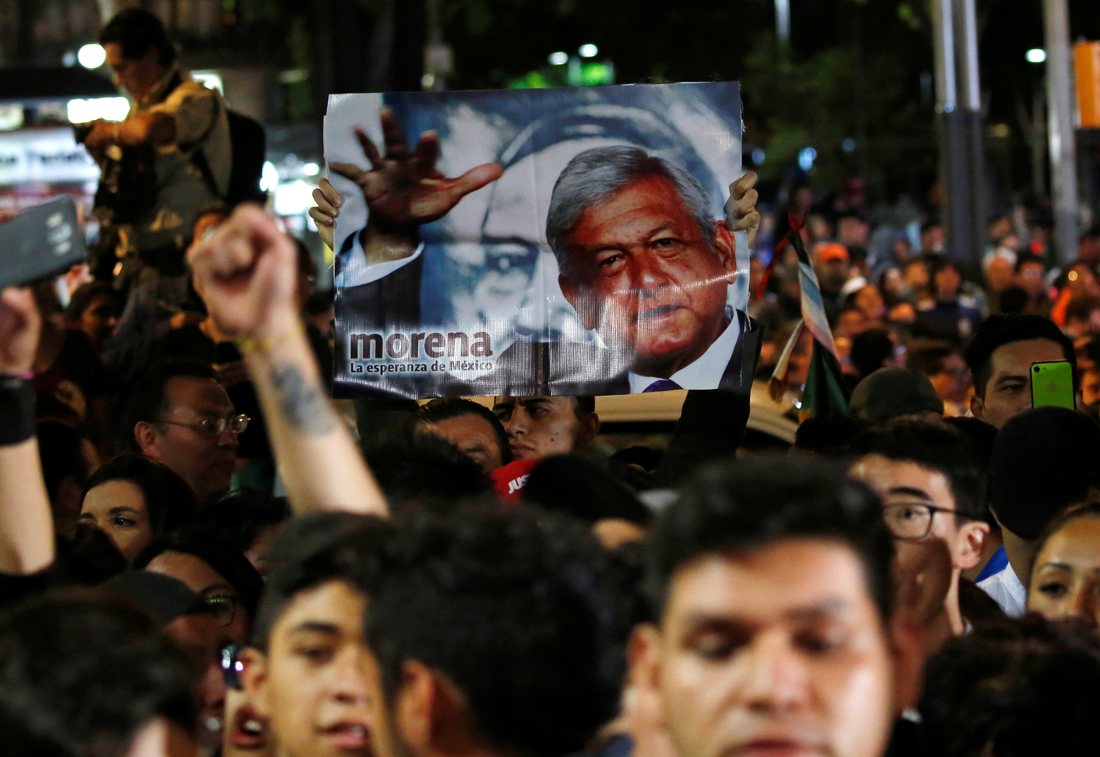 Según la consultora Mitofsky López Obrador lidera la preferencia de votos entre el 43.0 a 49.0 por ciento de los votos.