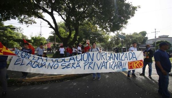 "El agua no se vende: se cuida y se defiende", el lema de las marchas en El Salvador.