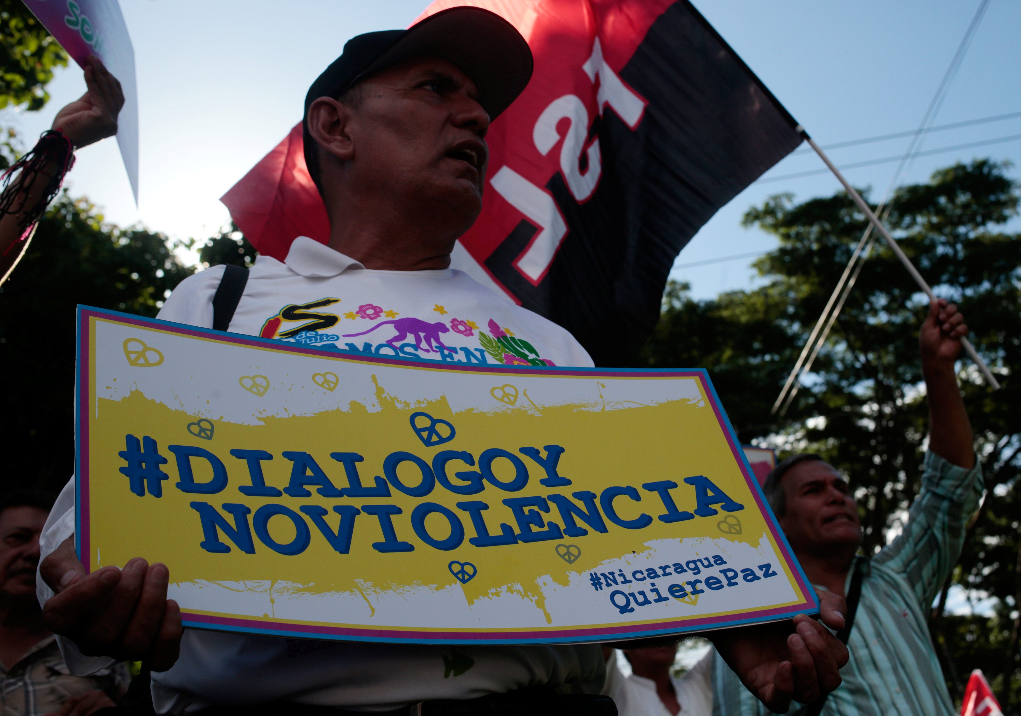 Un partidario del presidente de Nicaragua, Daniel Ortega, sostiene una pancarta que dice 