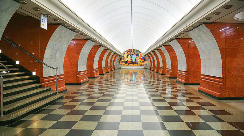 En lo profundo del subterráneo de Moscú está la parada Park Pobedy, ubicada en la línea 3 y en ella se puede apreciar su piso de mármol que figuran el tablero de ajedrez. Entre las paredes se pueden ver murales dedicados a la victoria rusa sobre Napoleón en 1812, y sobre Hitler en 1945.